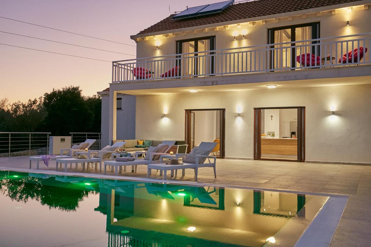 Callista Villa *